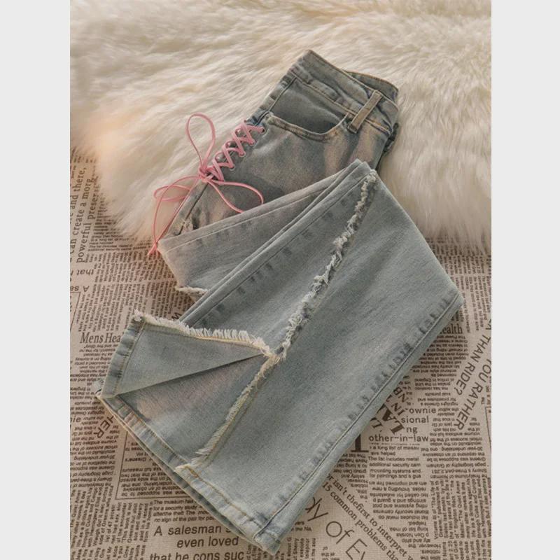 Damen-Schlagjeans für den Sommer, schmales Raw-Edge-Design, kleine Größe, 150 cm lang, Schlitzdetail.