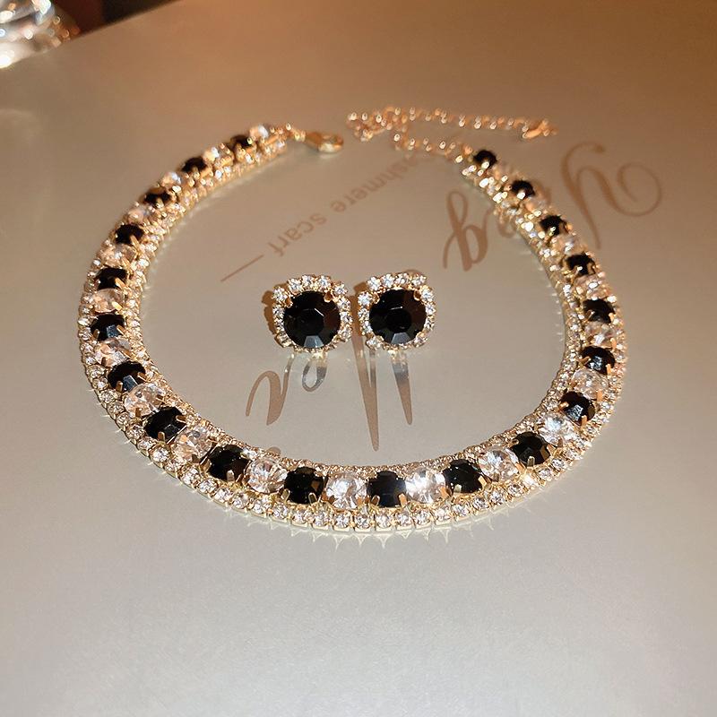 Two-piece Set of Light Luxury Diamond-encrusted Geometric Collarbone Necklace, Court-style Exquisite Niche Necklace