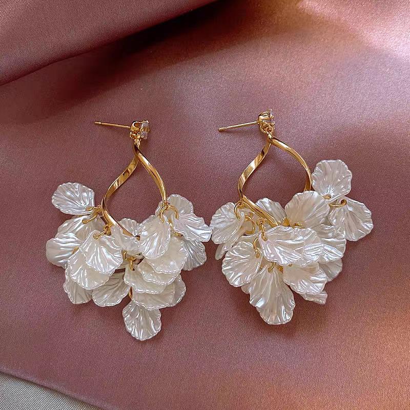 Holiday Style Long Tassel Stud Earrings New French Shell Diamond Earrings High-end Temperament Versatile Earrings