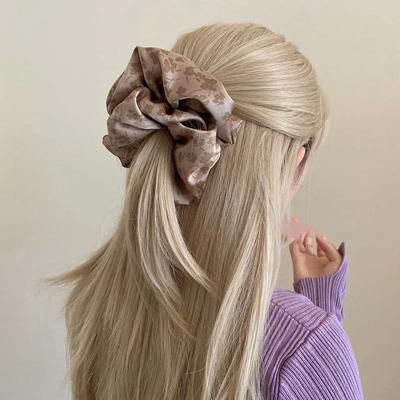 Koreanische Scrunchies Seidensatin Vintage Floral Haargummi für Pferdeschwanz Haarband Strandaccessoires Aufgerollt Damen und Mädchen Modestil