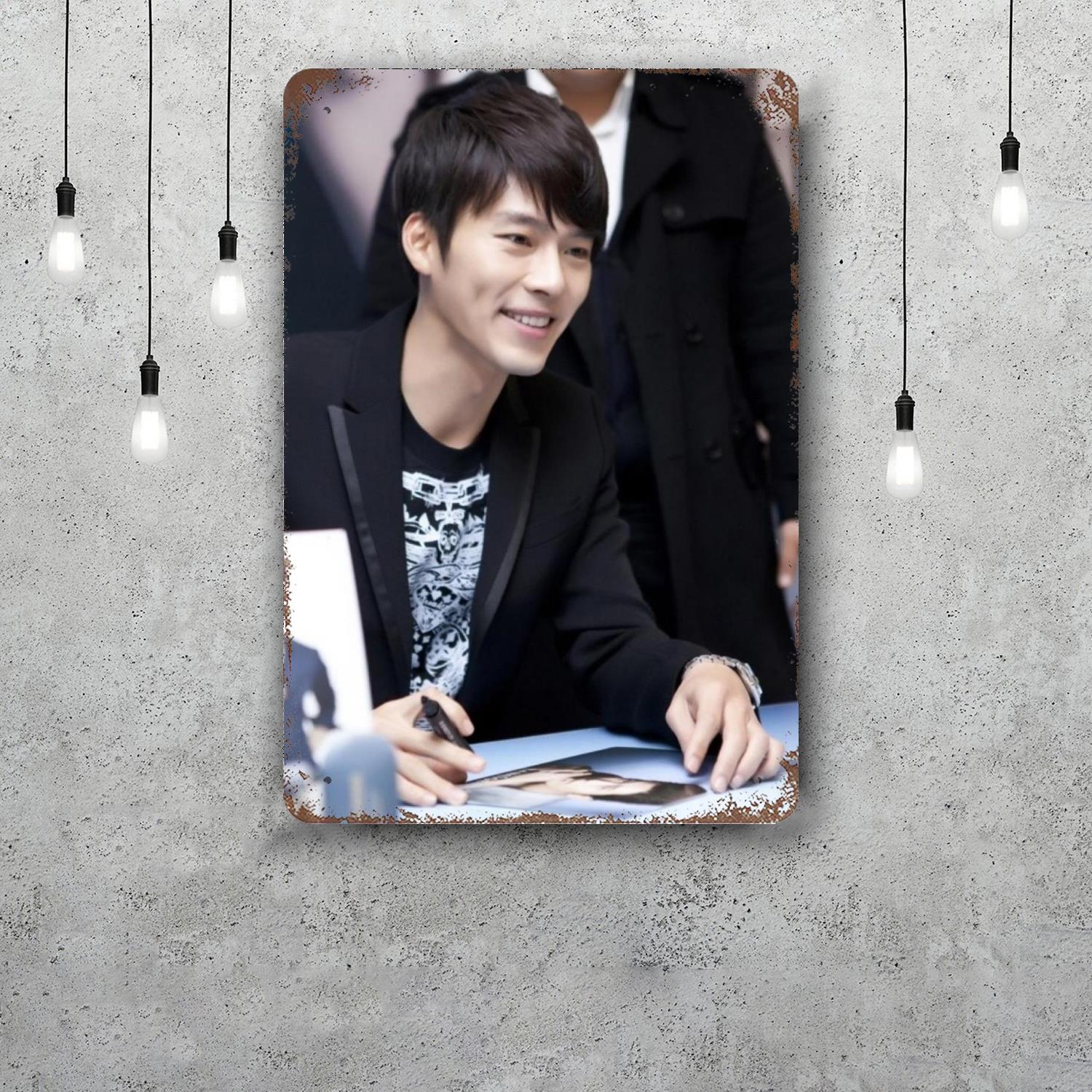 

hyun bin Actor Classic Poster Rusty Metal Plaque Retro Decorative Plate Bar Man Cave Garage Club Metal Sign Wall Decoration 20x30cm（7.8x11.8inch）