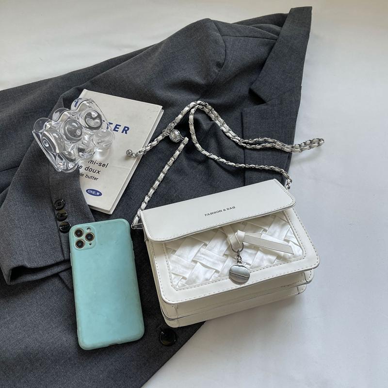 Die diesjährige beliebte Sommer-Trend-Nischendesign vielseitige Umhängetasche Modekette kleine quadratische Tasche Pendeln Geschäft