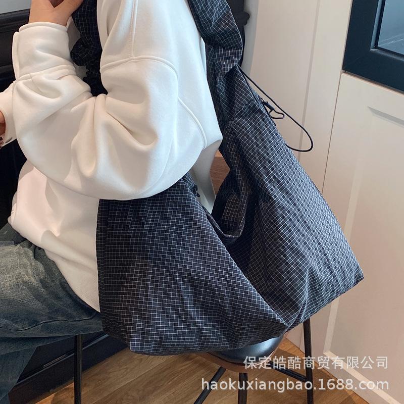 Folded large-capacity tote bag women's 2025 new fashion super fire commuter shoulder bag popular cloth bag messenger bag