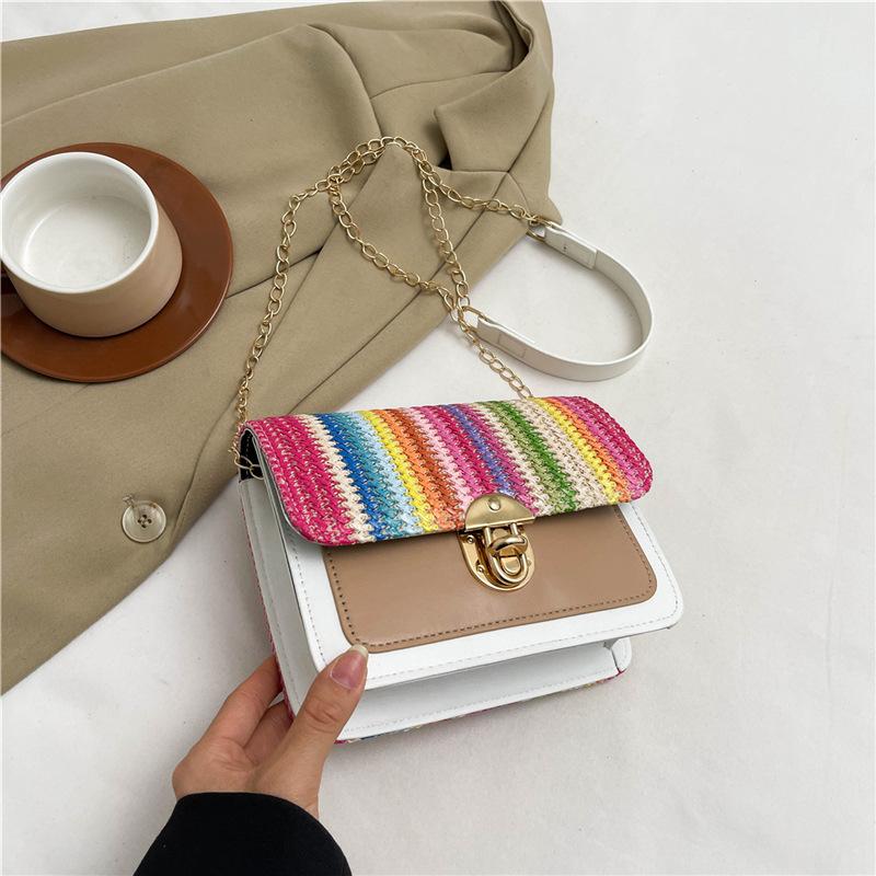 

Контрастная тканая сумка-мессенджер на одно плечо с замком-цепочкой, маленькая квадратная сумка 2025 нишевая корейская версия, сумка для отдыха из соломы