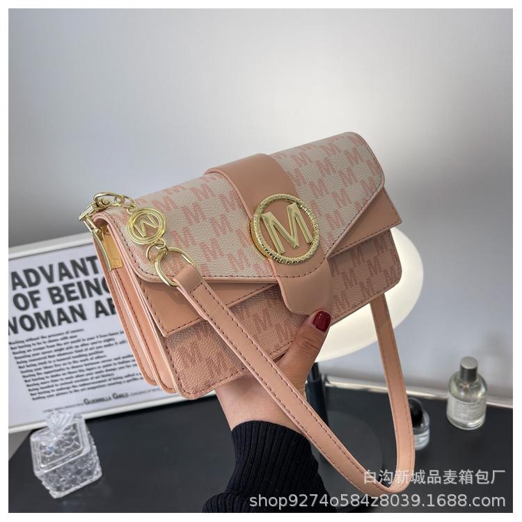 

Pink women s bag women s 2025 new small fresh fashion crossbody bag explosive retro shoulder bag small square bag розовый