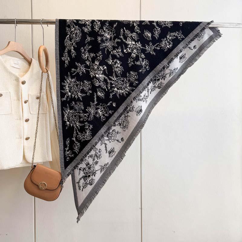 Spot autumn and winter roll grass triangle towel European and American retro skin-friendly boutique jacquard cashew flower imitation cashmere shawl