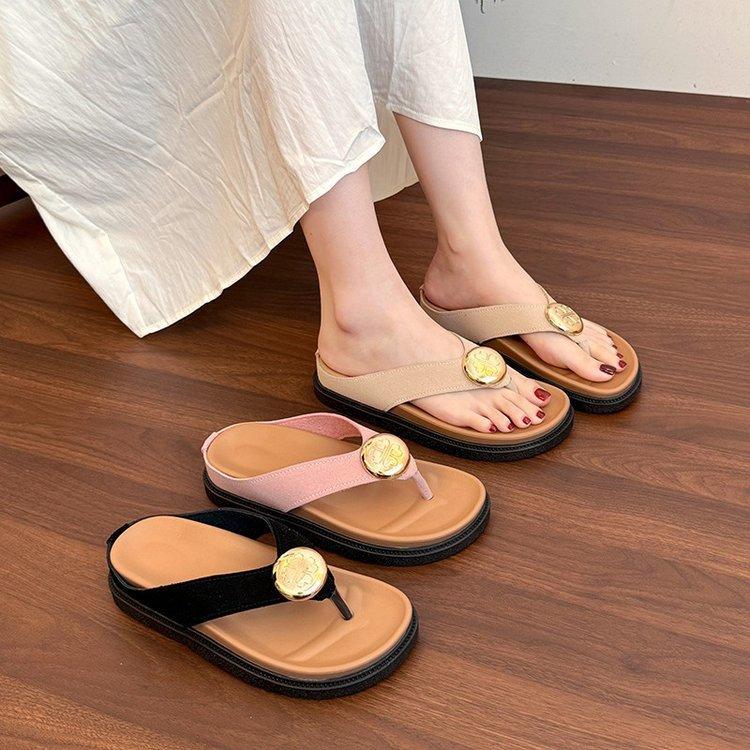 French thick-soled black pinch-on flip-flops for women's summer outer wear high-end 2025 new models with skirts, toe-on cool slippers