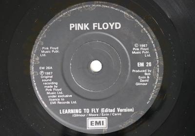 7inch Record PINK FLOYD - Learning To Fly / One Slip EM26 EMI 1987 UK Rock Used