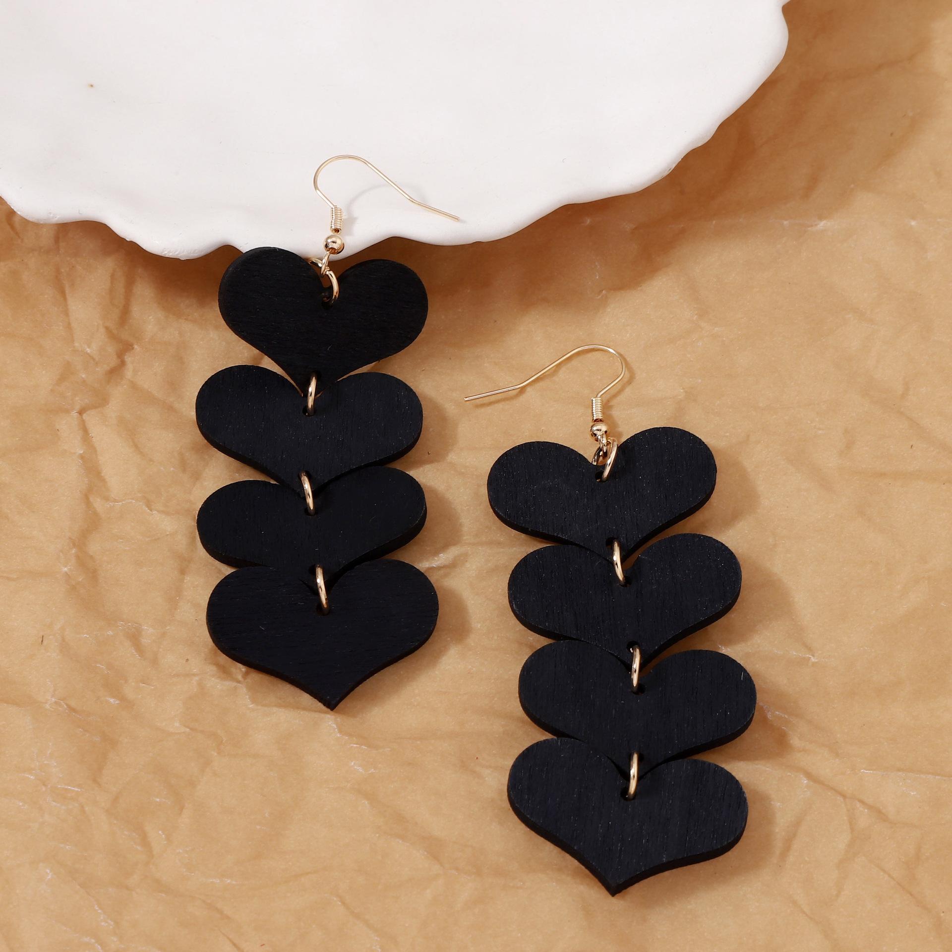 

The sweet heart-shaped earrings are designed with a strong sense of style. They are of high quality and individuality, and are exaggerated