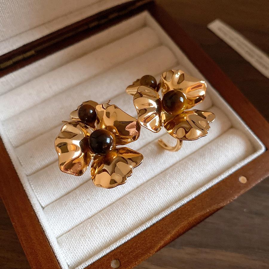 

K real gold electroplated tiger s eye stone flower C-shaped earrings European and American retro court style earrings light luxury high-end earrings