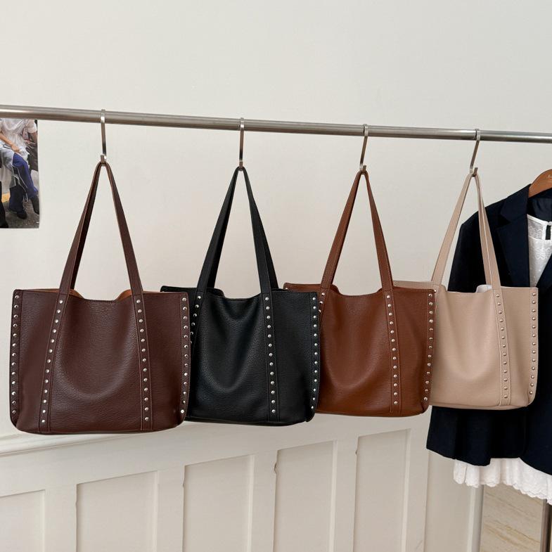 2026 Versatile Commuter Shoulder Bag - High-End Large Capacity with Rivets