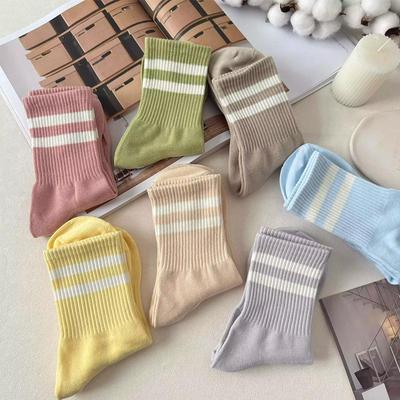 Bonbonfarbene Damen Sportsocken mit Streifen aus geruchshemmender und antibakterieller Baumwolle