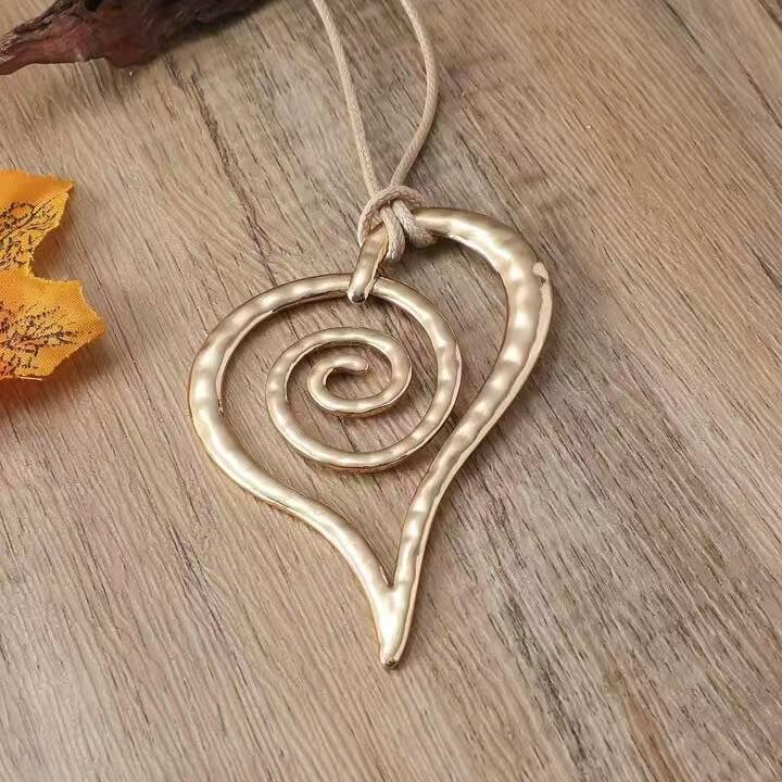 European and American Heart Pendant Sweater Necklace - Autumn/Winter Light Luxury Fashion Accessory