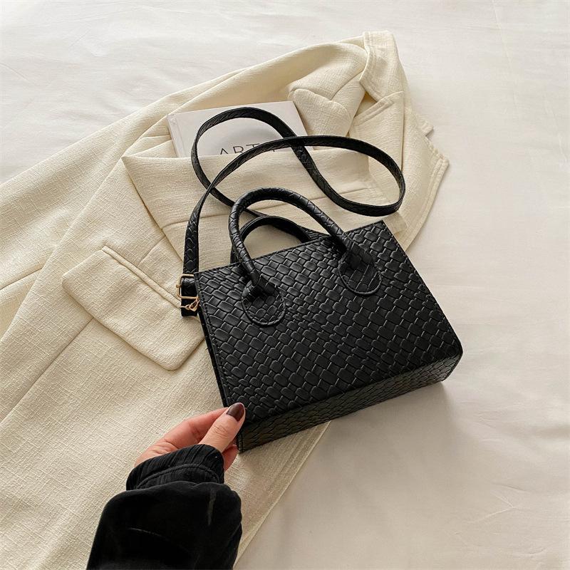 

2024 весна новая мода большой вместимости портативная маленькая квадратная сумка сумка-мессенджер повседневная простая мода маленькая квадратная сумка женская чёрный