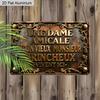 2D Flat 1pc 12"x8" Retro French Quote Aluminium Wall Art - "UNE DAME AMICALE ET UN VIEUX MONSIEUR GRINCHEUX VIVENT ICI" Design, Vintage Home Decor