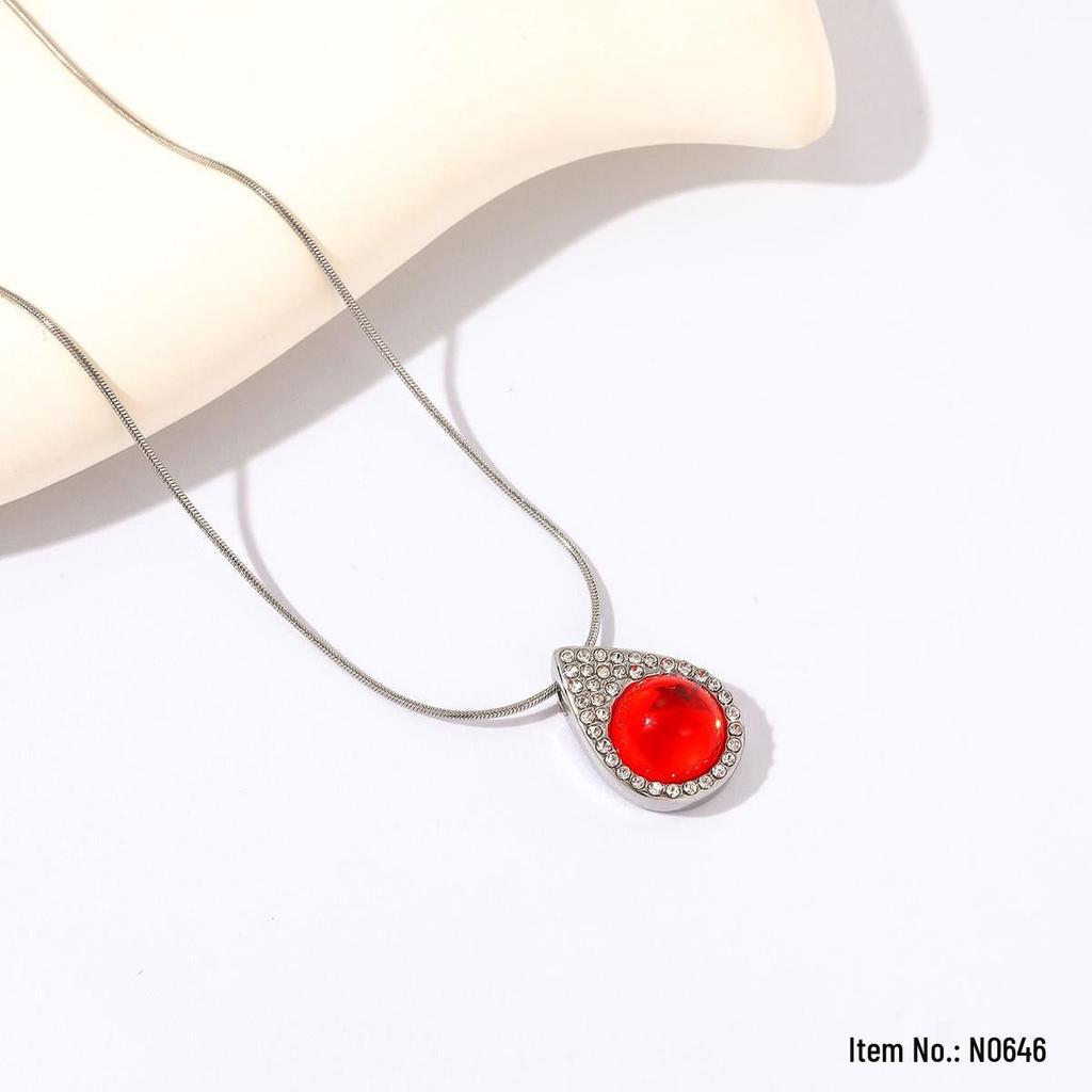 High-End Heart & Geometric Titanium Steel Clavicle Necklace for European & American Markets
