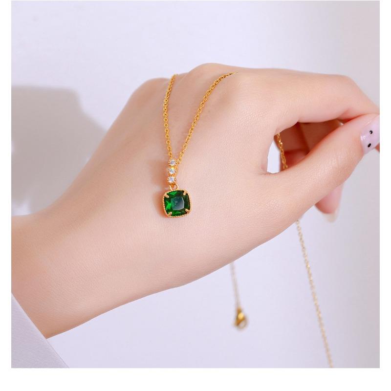 Simple Design Emerald Zircon Pendant Diamond Inlaid Titanium Steel Necklace For Women