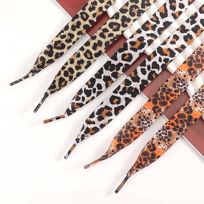 Personalizované saténové tkaničky s leopardím potiskem 2 cm - Široké ploché tkaničky na bílé tenisky