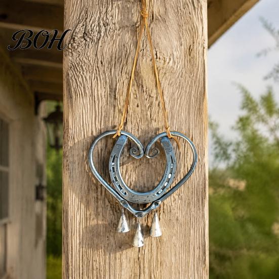 Einzigartiges Valentinstagsgeschenk Hufeisen Herzform Windspiel für Außendekoration im Garten mit Messingglocke Glück Wandkunst Akzente, Rustikales Metall Hängend