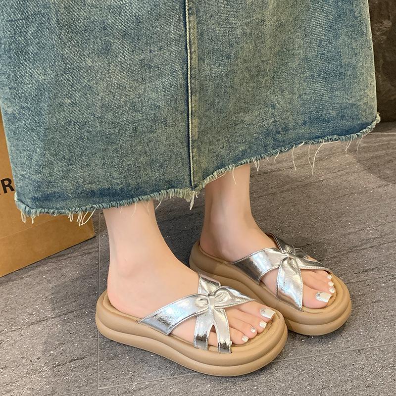 Wear thick-soled cool slippers for women's 2025 summer new models with skirts, shoes are fashionable, simple and not tired, French one-word drag