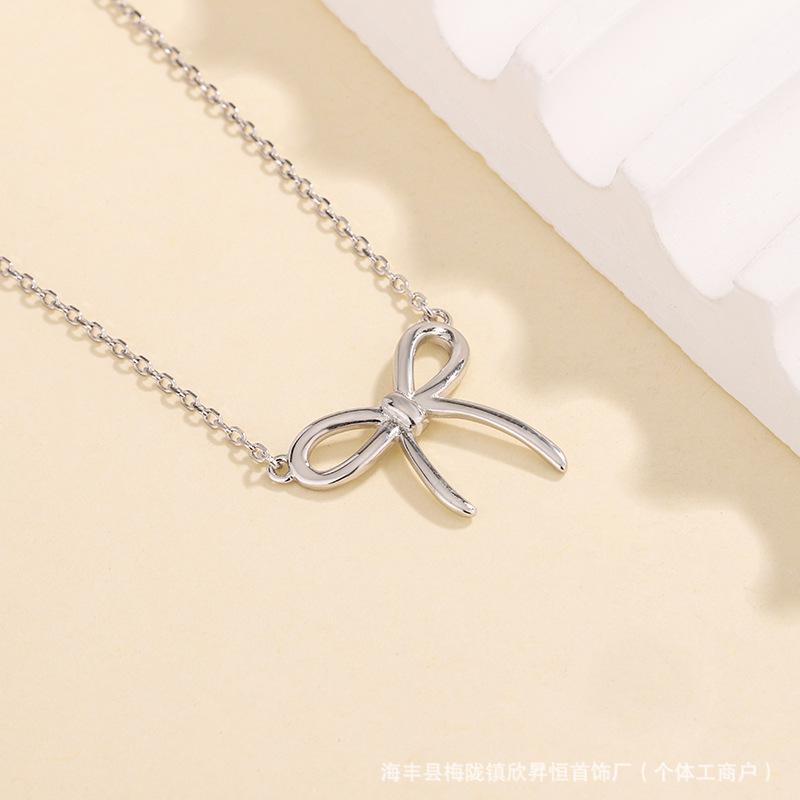 

Ожерелье-бант Простое и универсальное Нишевый дизайн Цепочка на ключицу Девушка Корейская версия Прилив Производитель прямых трансляций белого золота