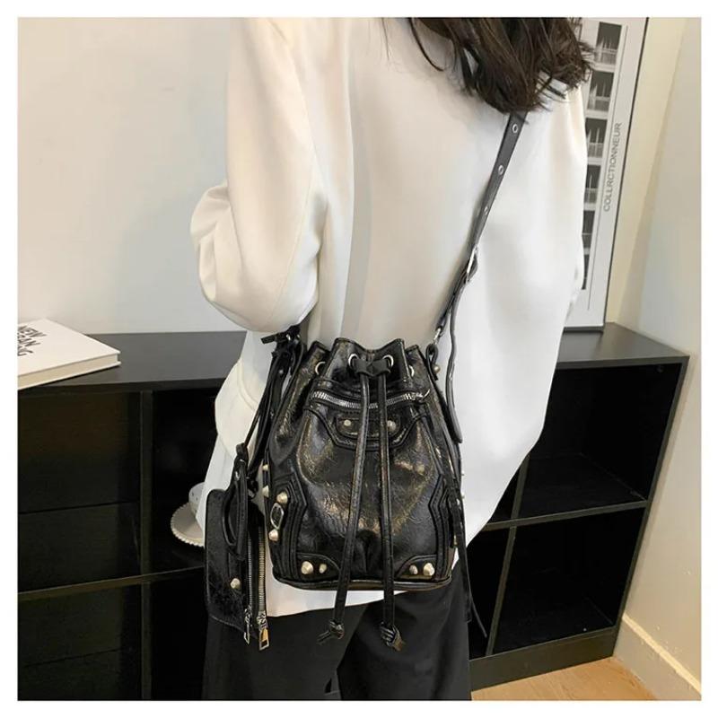 2026 Crossbody-Tasche Damen neu schwere Industrie Lokomotive Stil Nieten Trend Eimerbeutel modische Umhängetasche