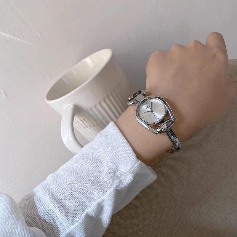 Women's watch retro niche ins fashion metal chain temperament versatile women's quartz bracelet creativity watch