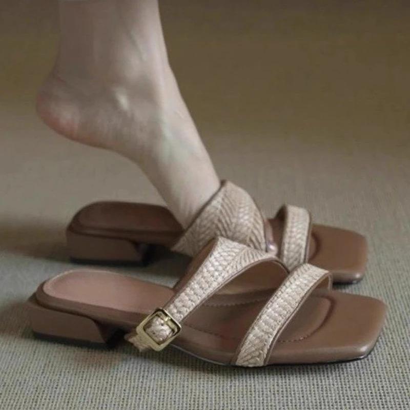 Fashion Low Heel Slippers Women's Fashion Square Toe Open Toe Woven Soft Slip Non-Slip Square Heel Flip-Flops with Metal Buckle
