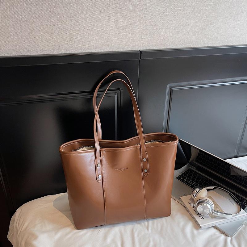 

Новая женская сумка большой вместимости для поездок на работу, женская ретро-простая и атмосферная сумка через плечо, портативная сумка-тоут темно-коричневого