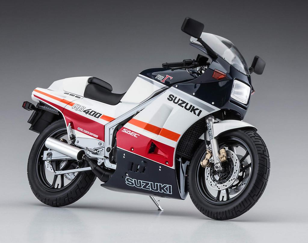 Hasegawa Suzuki RG400 Gamma Early Model with Undercowl Plastic Model Kit 21732 1/12 Red/White