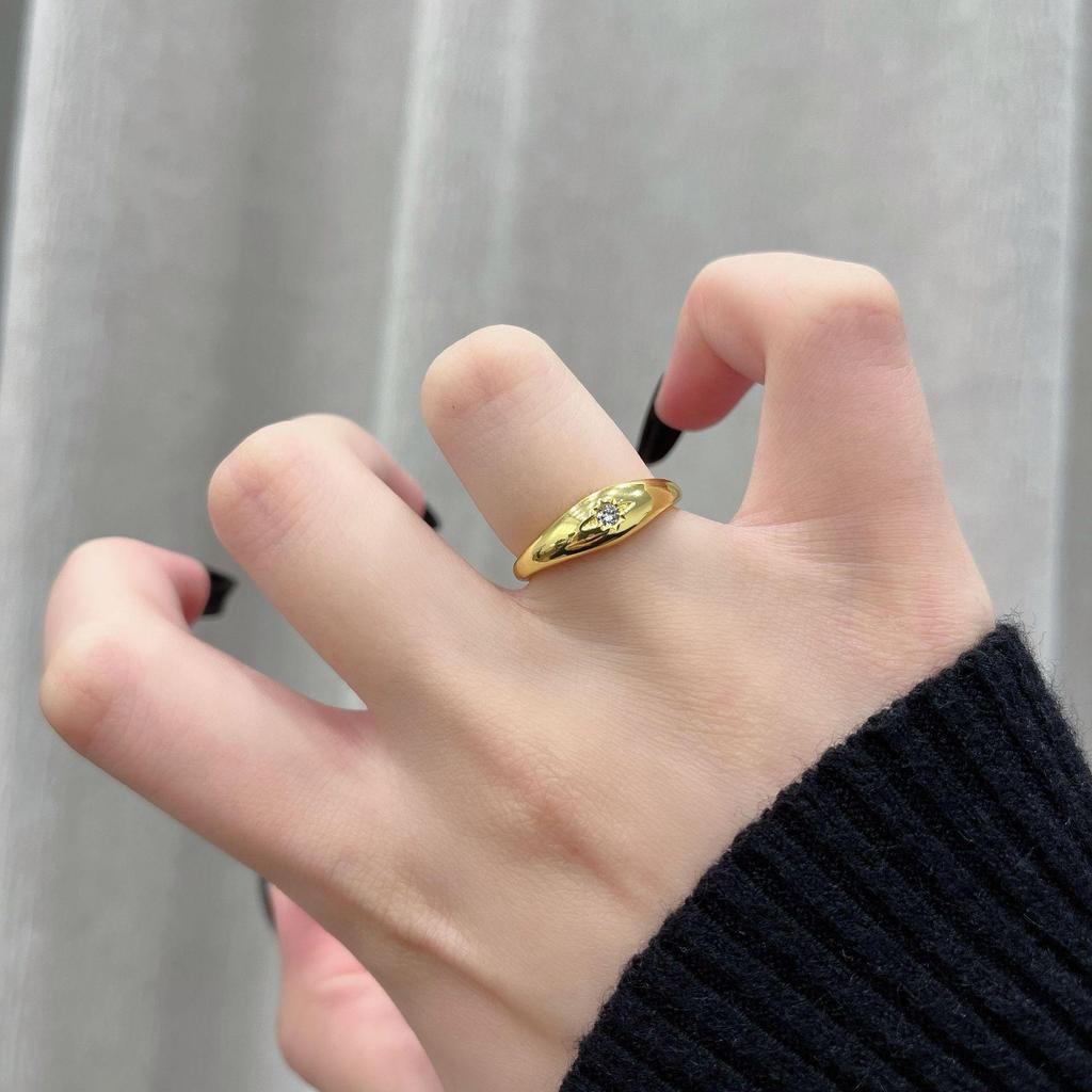 Retro Golden Iris Stacking Ring: Elegant Court-Style Index Finger Accessory