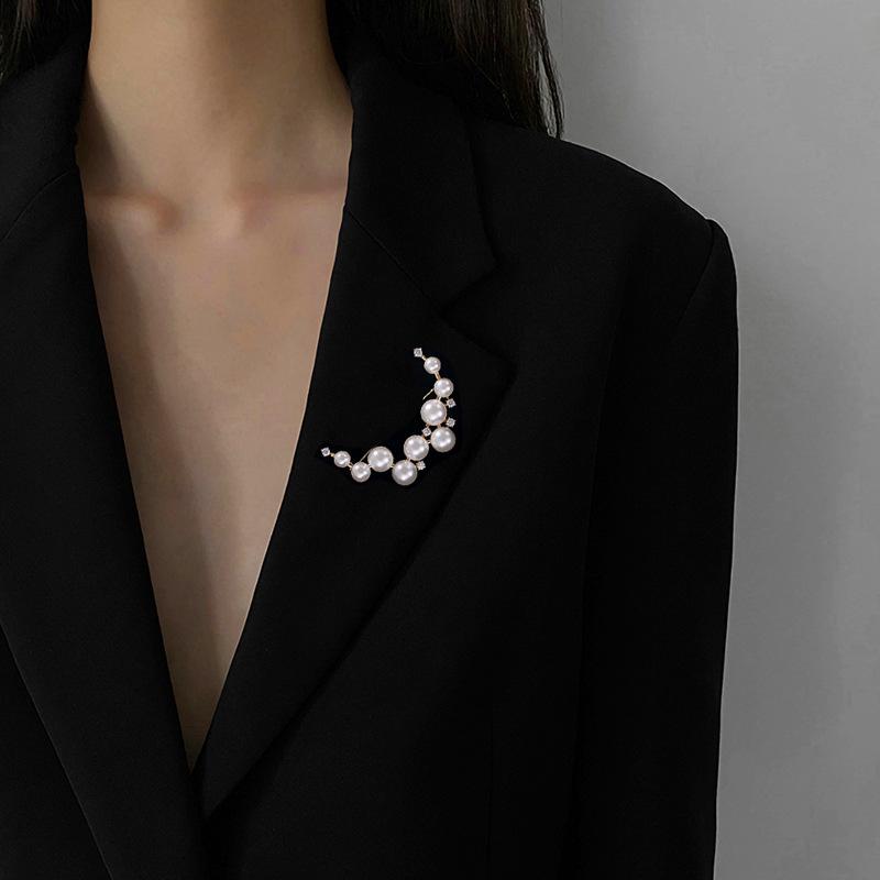 Pearl crescent brooch, high-end female luxury corsage, light luxury design sense, anti-light pin