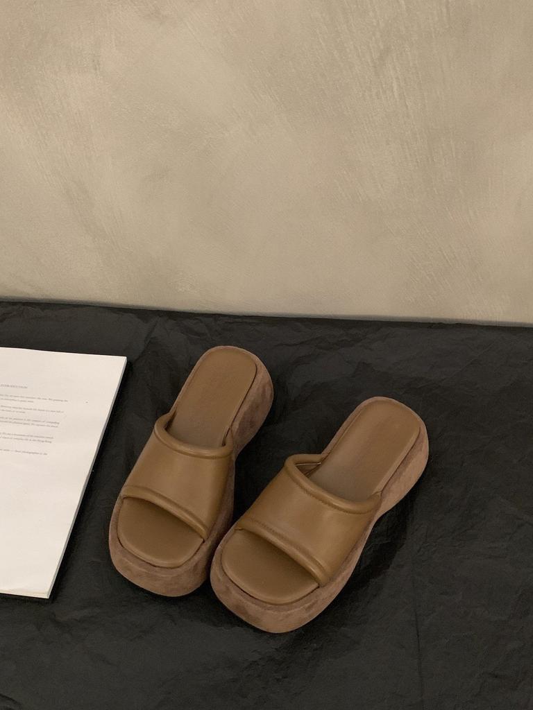 Small People Gain Height, Thick-soled Cool Slippers, and Women's Shoes Wear Black Muffin-soled One-word Slippers.