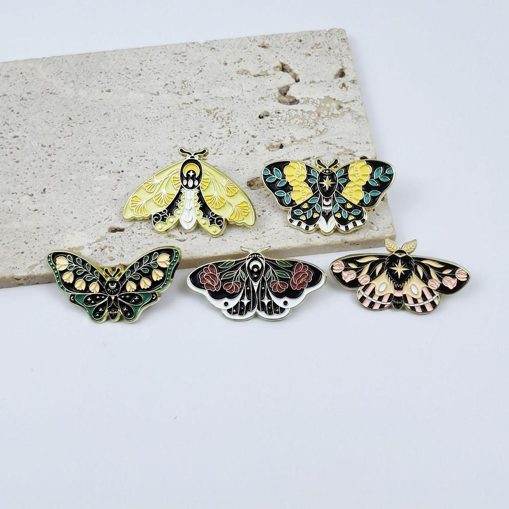 Creative Butterfly Brooch: Cartoon Insect Metal Badge with Oil Drip for Backpack and Clothing