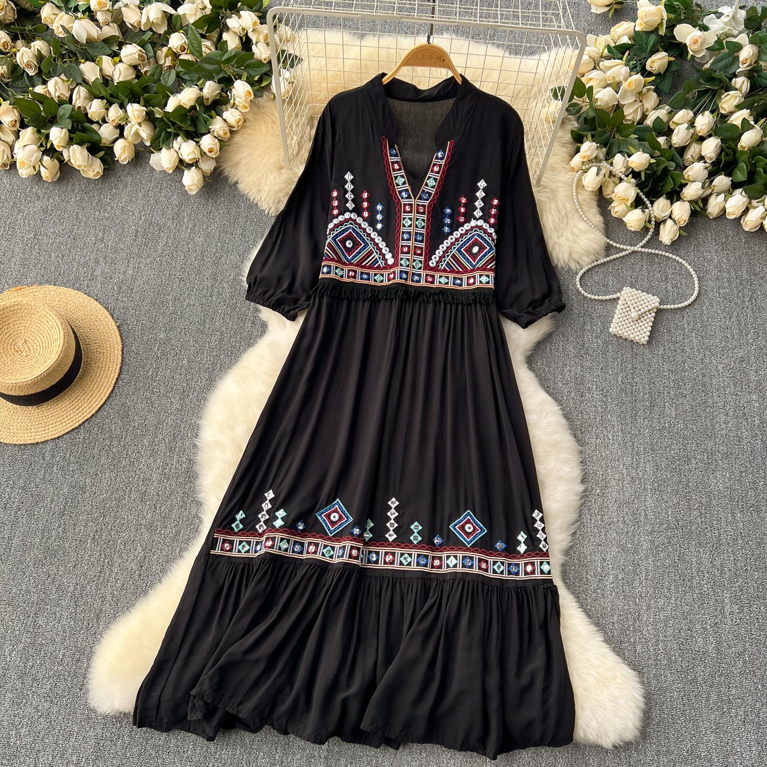 Свободные праздничные платья в этническом стиле с цветочной вышивкой — фото 18