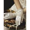 Elegantní bílé saténové rukavice s krajkou a mašlí - Krátké svatební doplňky
