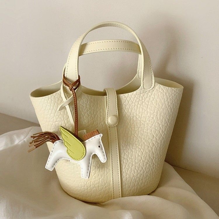 

Bucket bag 2025 new light yellow handbag spring and summer super fire portable messenger bag source factory bag + crossbody shoulder strap (with pendant) жёлтый