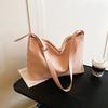 Large capacity underarm tote bag, new commuter shoulder bag, high-end simple and versatile women's bag