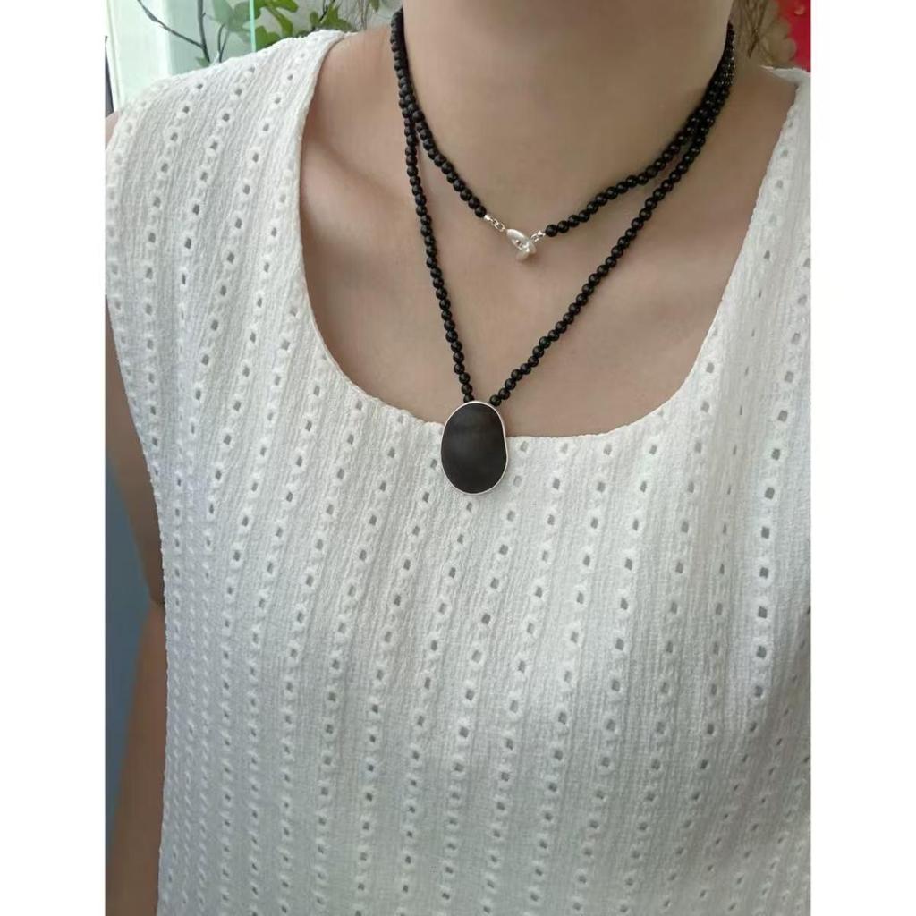 Ebony Oval Necklace: Retro Simple Pendant with Light Luxury and Exquisite High-end Feel Sweater Chain