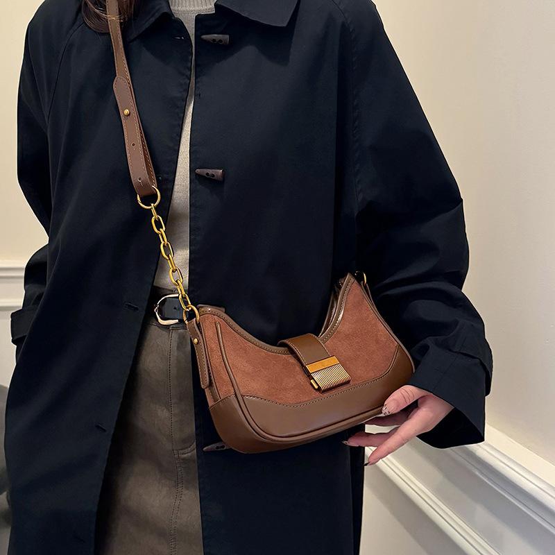 

Винтажная матовая сумка-мессенджер багет женская 2025 осень новая для通勤 универсальная на одно плечо подмышку маленькая квадратная сумка 23*7*17