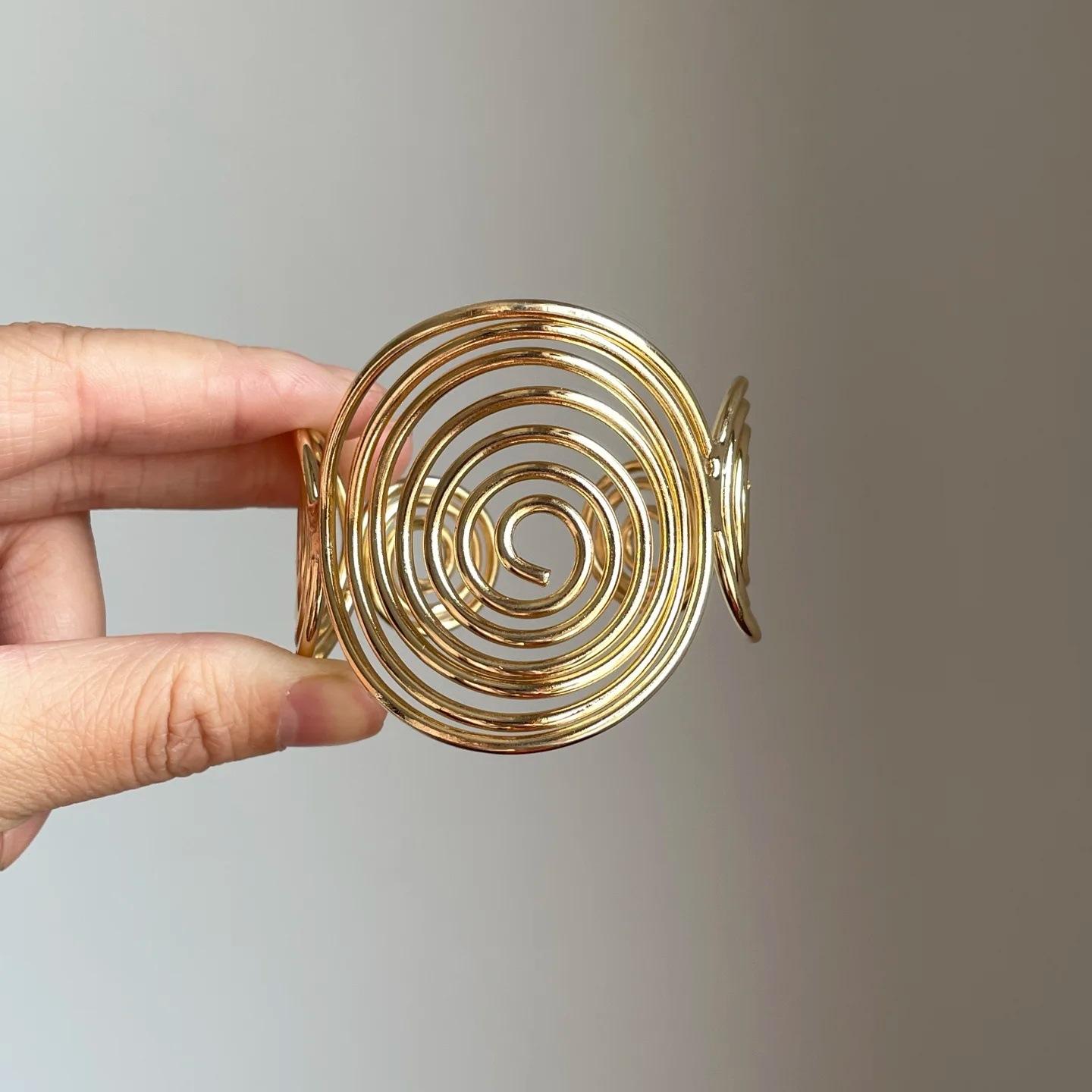 

Металлический полый браслет Европейский и американский стиль Кольцо на руку Геометрический Преувеличенный дизайн Ювелирные изделия Мода Простые Универсальные Аксессуары