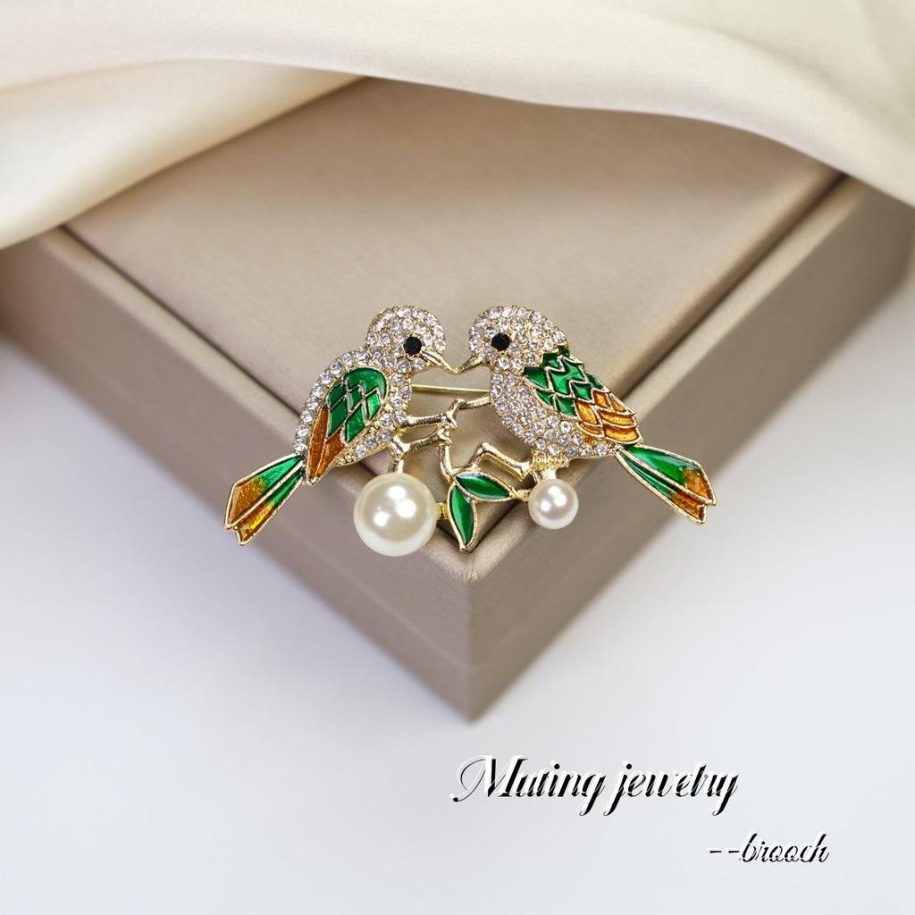 Luxury Magpie Brooch with Diamond and Pearl Inlay - Chic, Versatile Fashion Accessory.