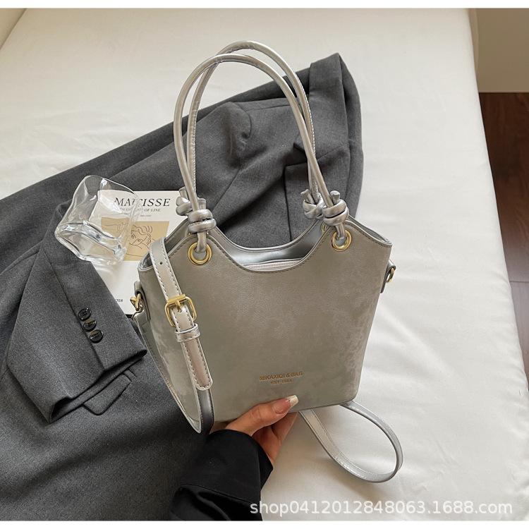 

Small bag women 2025 new fashion versatile messenger bag commuter bucket bag retro niche vegetable basket bag