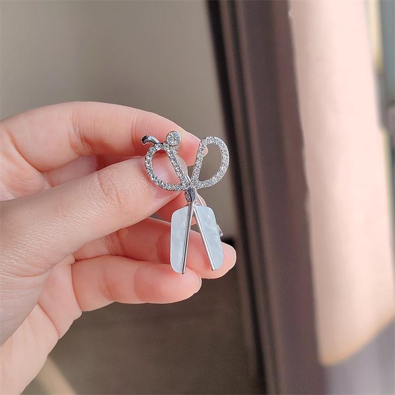 Japonská a korejská personalizovaná brož s nůžkami z kamínků, kreativní jednoduchá slitinová jehla, módní pánská ozdoba na klopu saka, šperk