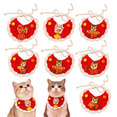 Rotes gestricktes Katzenlätzchen handgehäkelt chinesisches Neujahr Haustierlätzchen Jahr des Pferdes Hundelätzchen mit Stickerei für Kätzchen kleine Hunde festliches Accessoire