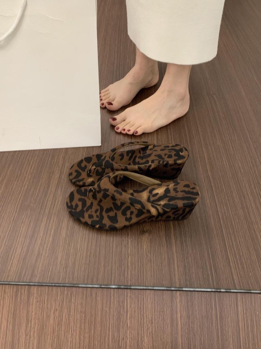 

Beautiful pink leopard print wedge heel flip-flops shoes female new fairy high heel sandals 40 цветной печати леопарда