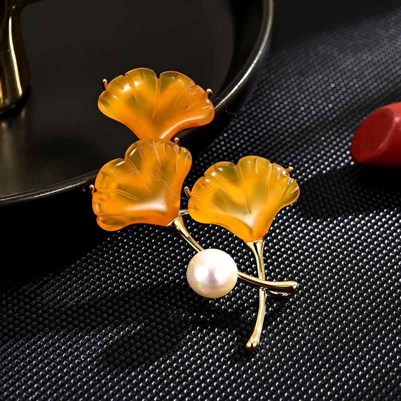 

Осень Новая Женская Дизайнерская Брошь Лист Гинкго Легкая Роскошь Имитация Жемчуга Аксессуар Одежда Куртка Значок