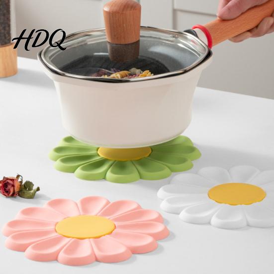 Spill Resistant Placemat Flower Shape Placemat Non-Slip Heat Table Mat Anti-Scald Hot Burr-free Pot Holder for Bowls Cups Pots Dining Mat