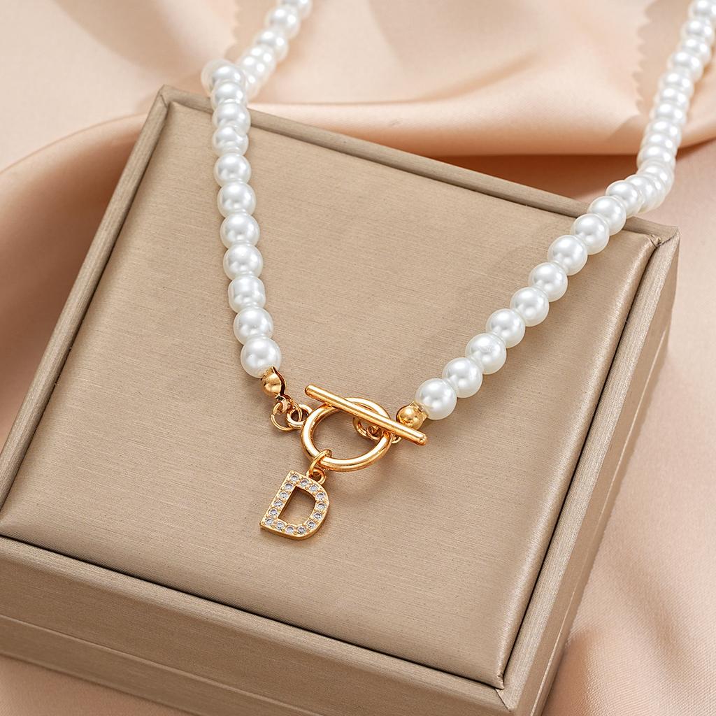 Hot-selling pearl chain OT buckle necklace, diamond-set 26-letter pendant, collarbone chain, name necklace.