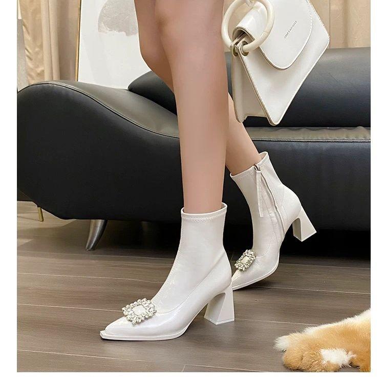 

Женские осенне-зимние сапоги 2025 из лакированной кожи с острым носком до середины икры, боковая молния, высокий устойчивый каблук, эластичная вставка для стройности. 39